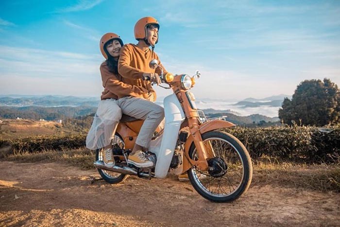 Du khách có thể thuê xe máy để trải nghiệm không khí tại Đà Lạt